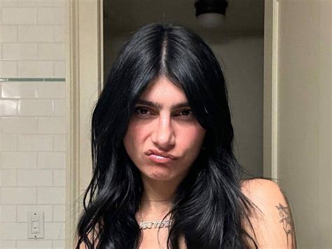 does mia khalifa do onlyfans naked